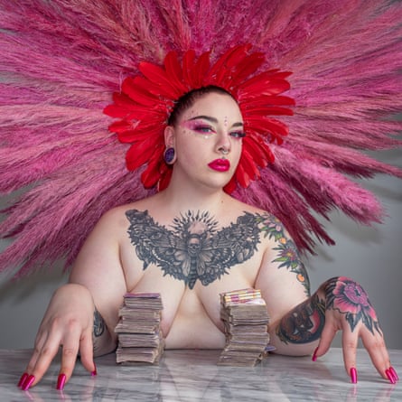 Lara, une représentante syndicale du magasin de maquillage où elle travaille, est photographiée avec son salaire du mois. La plupart des Argentins préfèrent transporter des liasses de billets plutôt que d'utiliser les banques