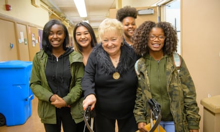 California students meet Holocaust survivor Gloria Lyon, z’l at the JFCS Holocaust Center’s Day of Learning with 700 students.