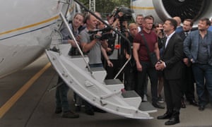 Ukrainian president Volodymyr Zelenskiy waits to welcome the released prisoners at the airport in Kyiv