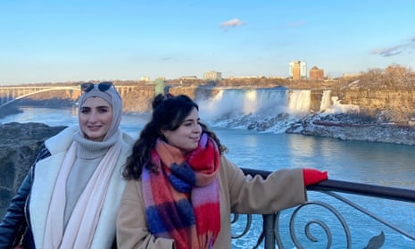 لورا وادا، سمت راست، با پسر عمویش لوژین در آبشار نیاگارا، کانادا.