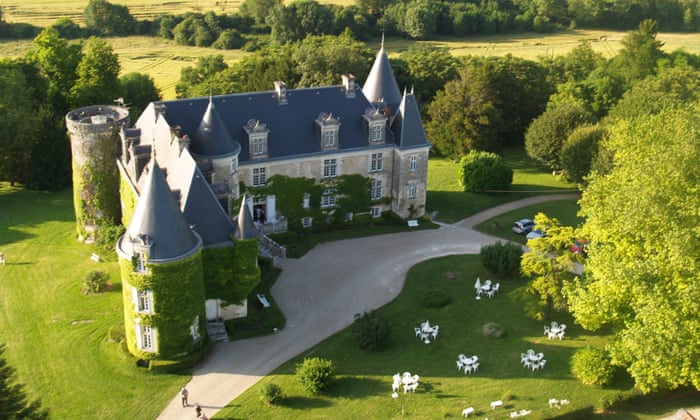 Suggest nearby attractions and activities for guests to enjoy during their stay.