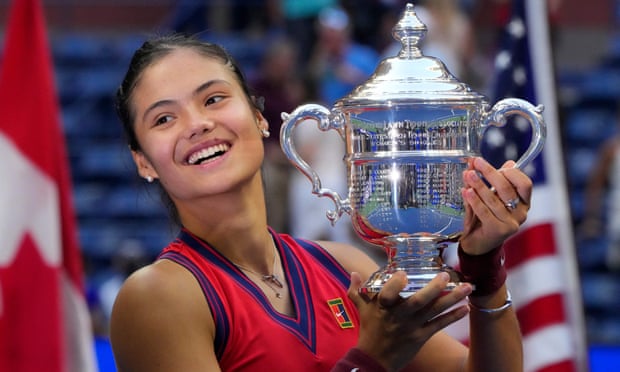 Emma Raducanu with the US Open women’s singles trophy after winning the final