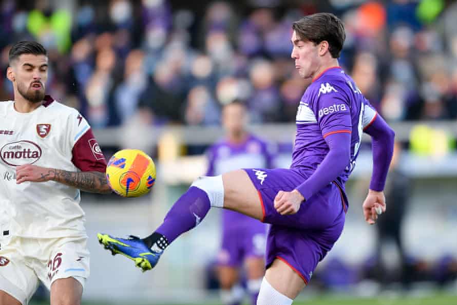 Dusan Vlahovic of Fiorentina controls the ball during the Serie A match between  Fiorentina and Salernitana