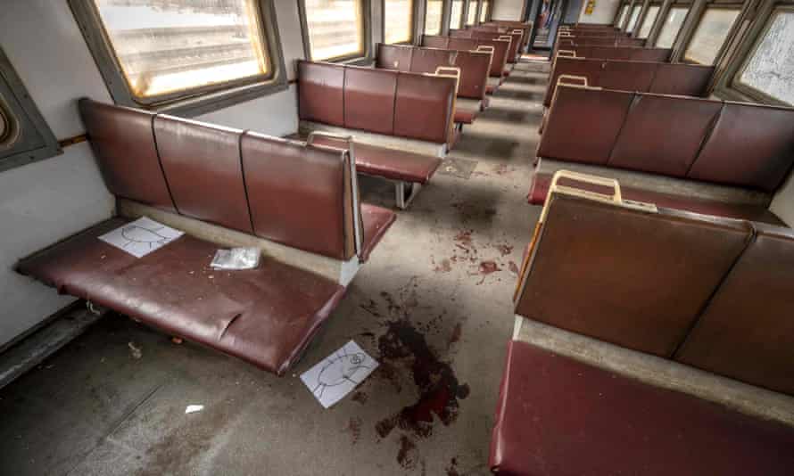 Βαγόνι τρένου μετά από επίθεση με ρουκέτα σε σιδηροδρομικό σταθμό στο Kramatorsk