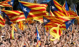Les persones onegen banderes separatistes catalans durant una manifestació a Barcelona