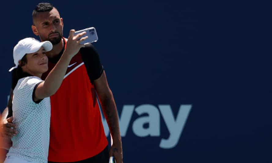 التقط أحد المعجبين صورة سيلفي مع نيك كيريوس بعد أن ركض إلى المحكمة