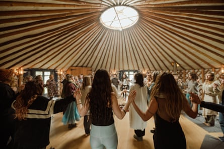 Des séances de danse et de yoga ont remplacé le café comme moyen de se réveiller chaque matin du festival.