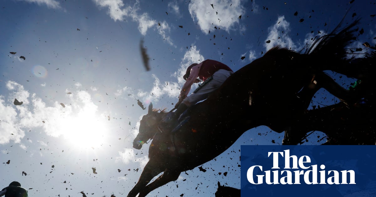 Telescopes, selfies and epic leaps: Grand National meeting 2026