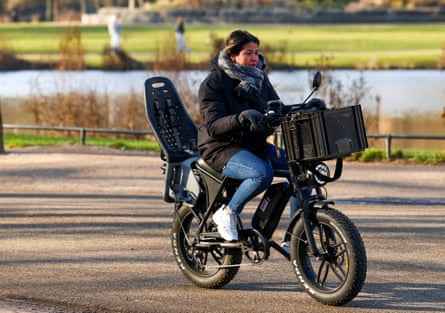A person drives a fatbike in Vondelpark