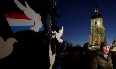 El alcalde de Lyiv, Klitschko, visitó un árbol de Navidad en la plaza Sofiiska.