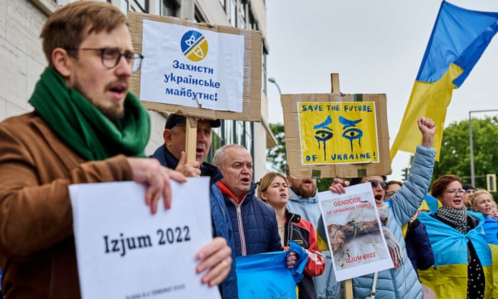 Around one hundred Ukrainians protested in front of the Federal Ministry of Defence in Berlin on Sunday following the discovery of mass graves in Izyum.