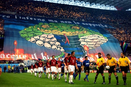 Pemain Inter Milan dan AC Milan berjalan di depan spanduk raksasa di Stadio Giuseppe Meazza jelang Liga Champions 2003 - leg kedua semifinal.