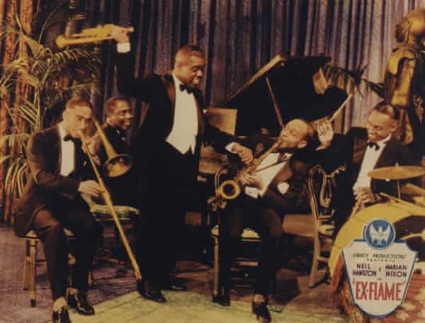 1930年にカリフォルニアで撮影され、アームストロングとトロンボーン奏者のローレンス・ブラウン、ピアニストのヘンリー・プリンス、サックス奏者のレス・ハイト、22歳のドラマーのライオネル・ハンプトンが共演した、今では失われてしまった映画『エクス・フレイム』のロビーカードです。