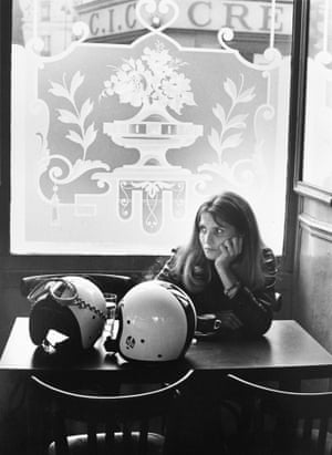 Robert Doisneau: Fleur de bistrot, 1971 The idea of opening a photo gallery in Switzerland was not an obvious endeavour in the 1970s. Galleries gave little attention to photography. By founding the gallery Photo Art Basel, Neugebauer demonstrated that photography can also be exhibited and sold in a gallery context. In 1976 Anita dedicated the first exhibition to the French photographer Robert Doisneau. The renowned photographer is a representative of ‘humanistic photography’ which focuses on people in their everyday lives instead of seeking the sensational