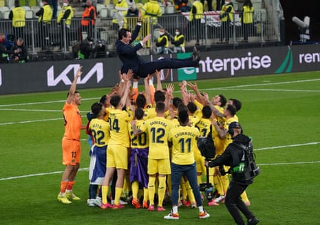 Unai Emery and his Villarreal players celebrate their victory.