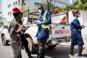 Workers with street children in Dakar on 10 April 2020