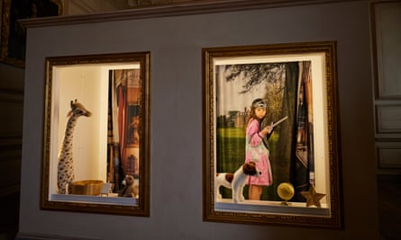 National Trust, çocukların Sudbury Hall'da özgürce dolaşmasına izin verdiği için ipler iniyor | Ulusal Güven 2 Bir portre için poz vermek
