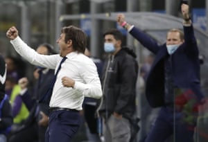 Conte celebrates at the end of the match.