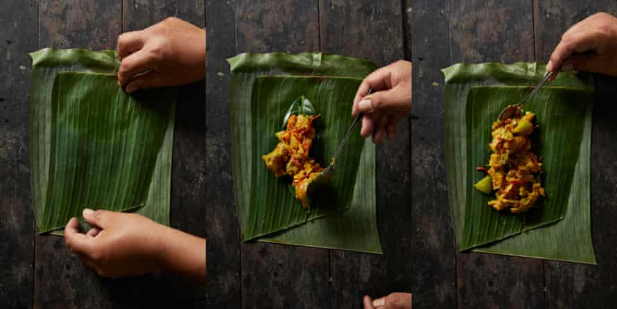 Lay two pieces of banana leaf on top of each other, then a leaf of peace in each package.  Put the fish on top