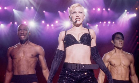 Madonna se produisant avec deux danseurs masculins à Londres en 1987.
