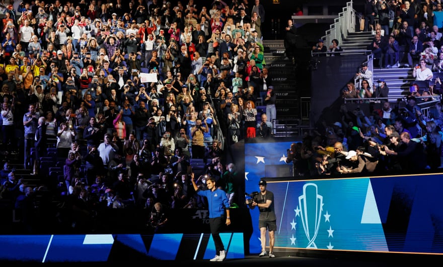 Publikum applauderer Roger Federer når han blir introdusert på åpningsseremonien til Laver Cup-tennisturneringen på O2 Arena.