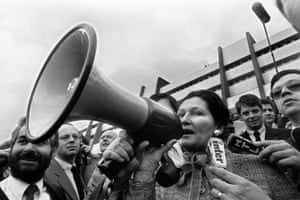 25. mars 1980: Simone Veil, þáverandi heilbrigðisráðherra, ávarpar bændur á mótmælafundi fyrir Evrópuþinginu í Strassbourg.