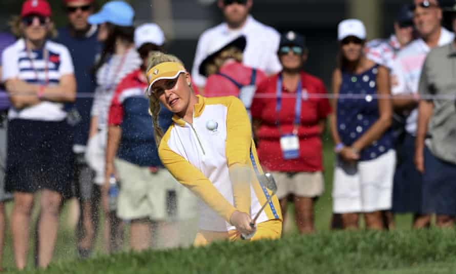 Charley Hull de Europa golpea desde el búnker en el hoyo 13 en su partido de fourballs