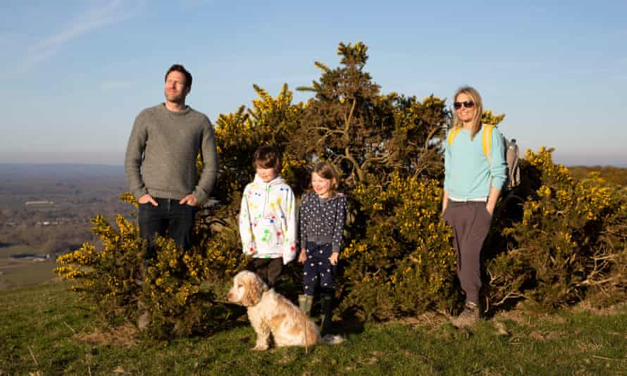 Walkers Laura, 40, Justin, 43, Hattie, 8, y Jackson, 9, cerca de Ansty, South Downs