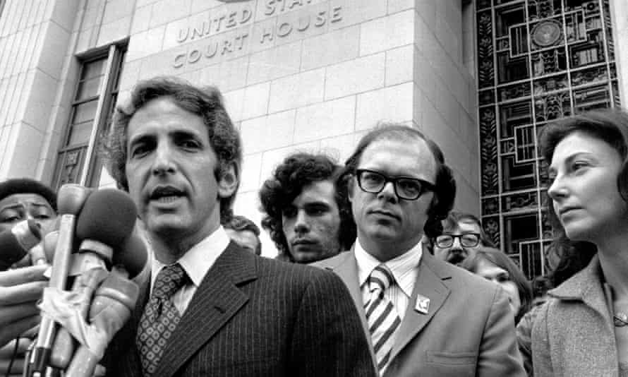 Daniel Ellsberg (left) with his co-defendant, Anthony Russo, outside the federal court in 1973.