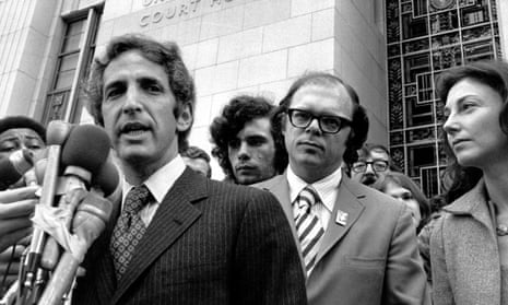 Daniel Ellsberg speaks to reporters outside the Federal Building in Los Angeles on 17 Jan 1973 during the Pentagon Papers trial 