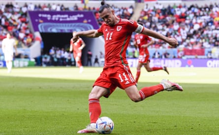 Gareth Bale joue dans le match entre le Pays de Galles et l'Iran au Qatar.