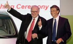 Billionaire financier Buffett and Microsoft founder Gates gesture at the national launch ceremony for the BYD M6 vehicle in Beijing<br>Billionaire financier and Berkshire Hathaway Chief Executive Warren Buffett (L) and Microsoft founder Bill Gates gesture at the national launch ceremony for the BYD M6 vehicle in Beijing September 29, 2010. Chinese battery and car maker BYD, backed by Buffett, launched its first premium multi-purpose vehicle (MPV) in Beijing on Wednesday to tap rising demand in the world’s biggest auto market. REUTERS/Jason Lee (CHINA - Tags: TRANSPORT BUSINESS IMAGES OF THE DAY)