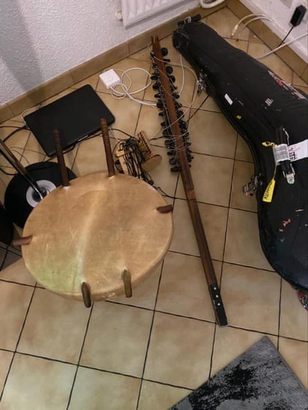 Ballaké Sissoko posted images of his broken instrument.