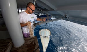 O pesquisador marinho Andrew Paris, da Universidade do Pacífico Sul, testa a poluição do Oceano Pacífico por plástico