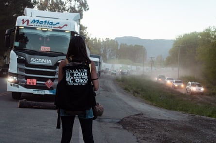 Protesters blockading a highway in El Hoyo, Chubut, to protest against legislation to legalise open-pit mining in the province, December 2021.