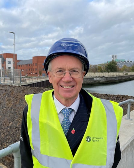 Alan Lovell lors d'une visite à la barrière de marée d'Ipswich en novembre.