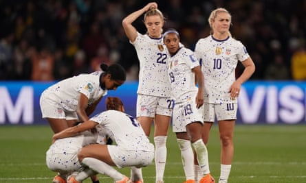 US players show their dismay during their defeat against Sweden