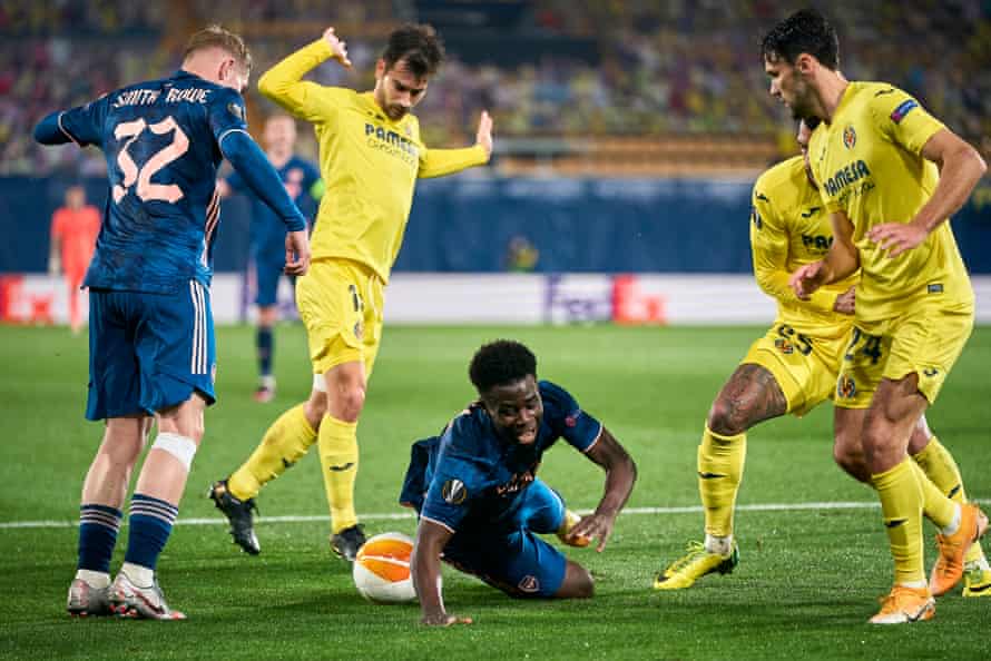 Bukayo Saka of Arsenal hits the deck following a challenge from Villarreal’s Manu Trigueros and the ref points to the spot.