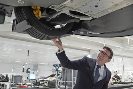 Ο Andy Burnham κοιτάζει ένα αυτοκίνητο στη γραμμή παραγωγής κατά τη διάρκεια μιας επίσκεψης στο Τεχνολογικό Κέντρο McLaren στο Woking, Surrey, σήμερα το πρωί.