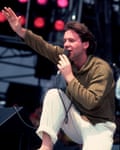 Jim Kerr on stage at Live Aid