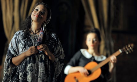 Golda Schultz (Countess) and Rosa Feola (Susanna) in Nozze di Figaro, Glyndebourne 2016