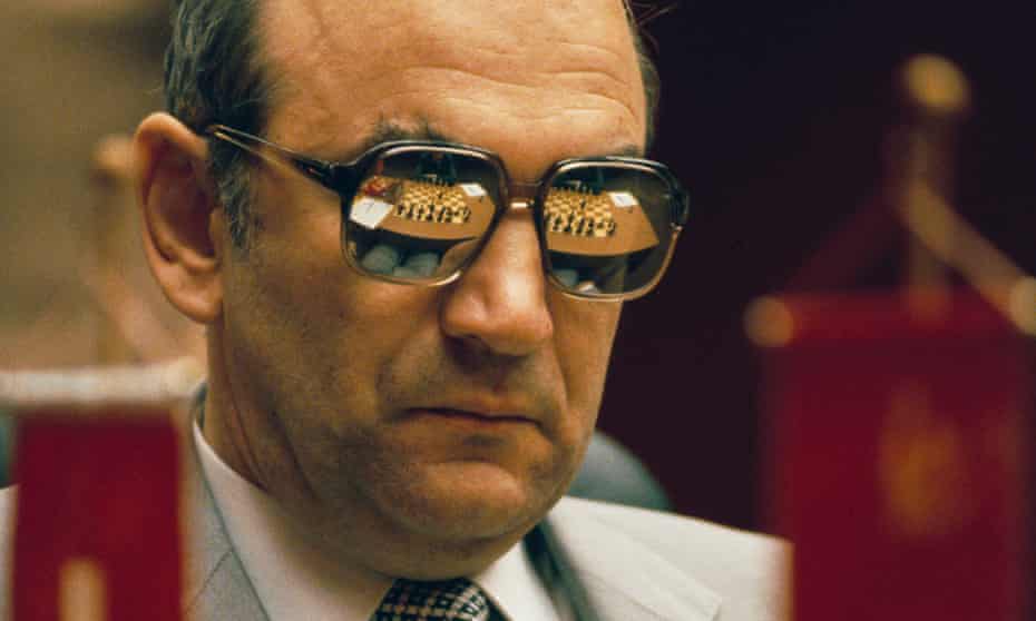 Viktor Korchnoi observa como seu oponente Anatoly Karpov faz um movimento durante sua partida final do título mundial em Merano, Itália, em 1981. 