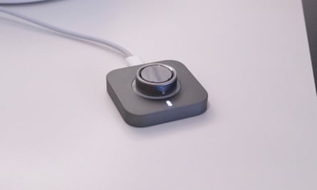 Металева зарядна шайба Oura Ring 4.