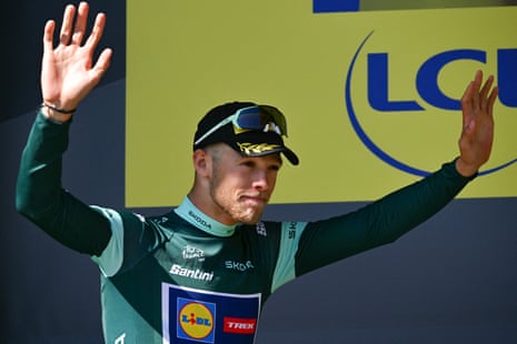 Jonathan Milan (Lidl-Trek) is the current holder of the green jersey for best sprinter.