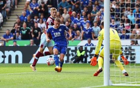 Massive goal for Leicester as Harvey Barnes scores!