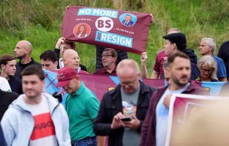 West Ham fans protest.