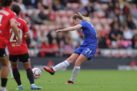 Keira Walsh scores Chelsea’s side's second goal from the edge of the box.