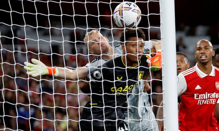Douglas Luiz d'Aston Villa marque son premier but sous le regard de son coéquipier Boubacar Kamara et du gardien d'Arsenal Aaron Ramsdale.