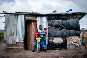 After the passage of Cyclone Idai, which devastated Mozambique in March 2019 and killed thousands of people, Anna saw her house made of leftover materials destroyed