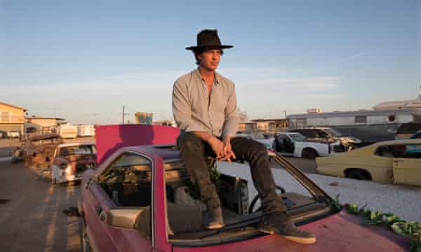 Stefan Ashkenazy, joka omistaa hotellin Hollywoodissa, Bombay Beachin drive-in-elokuvateatterissa.